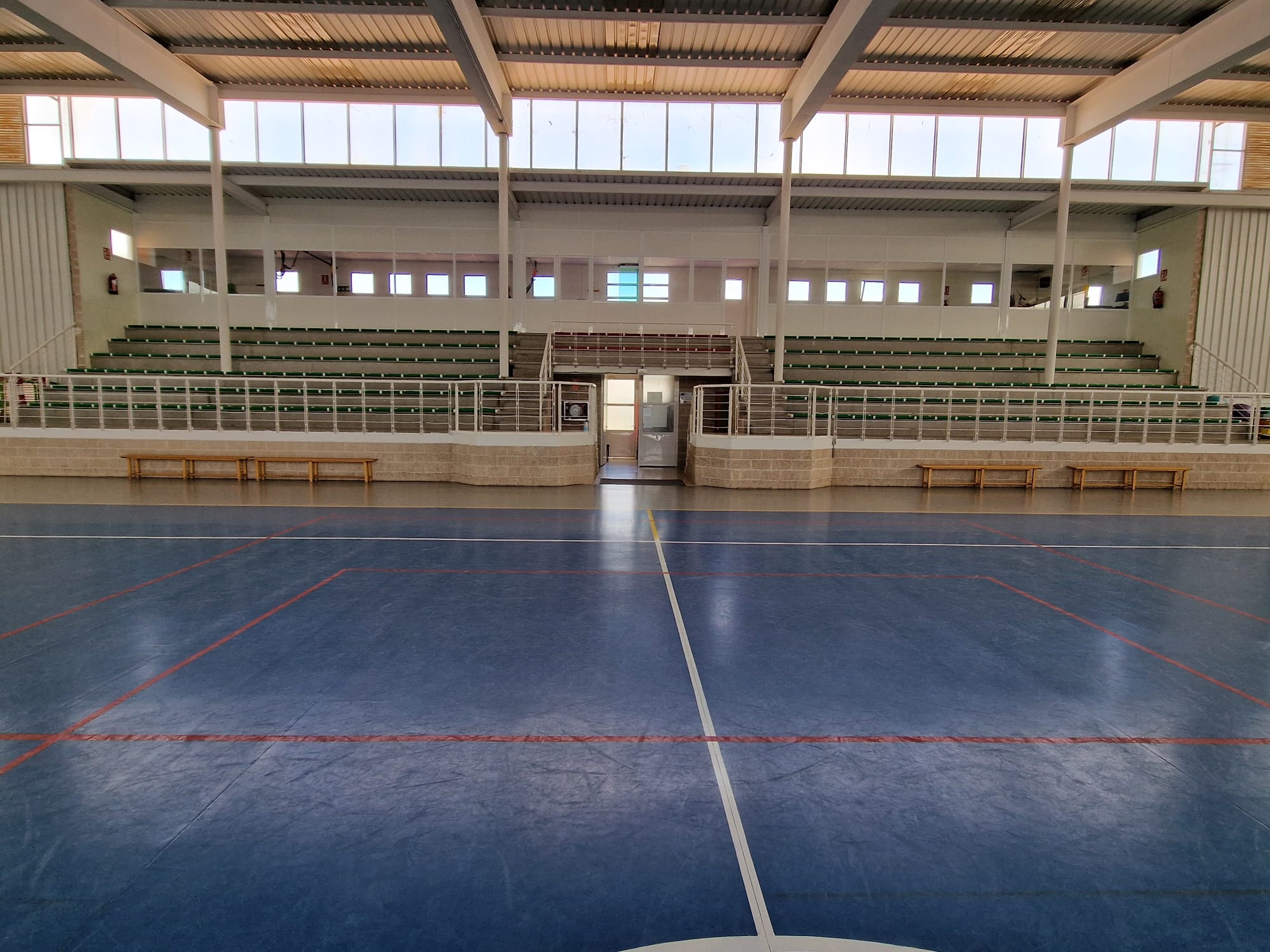 El Polideportivo Municipal estrena nuevos asientos en su graderío