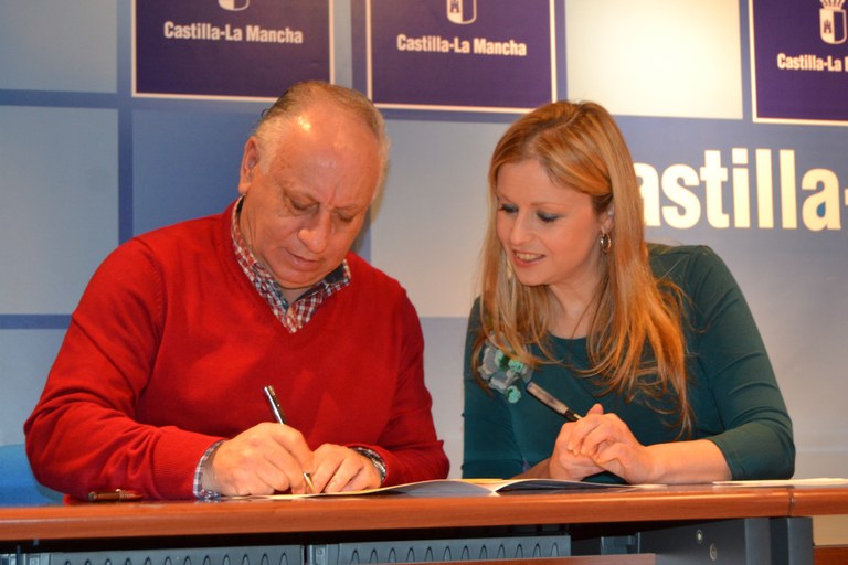 20160217_Firma_OIG_alcalde_Horche_consjera_Fomento_2.jpg
