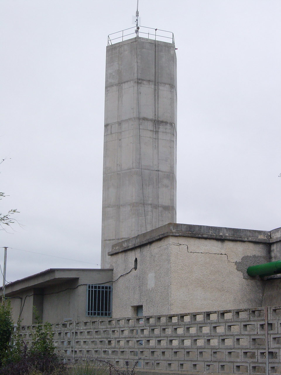 12.negro.deposito de aguas elevado.jpg