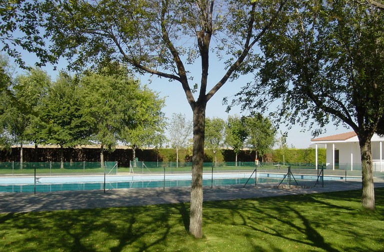 25.negro.piscina municipal.3.jpg