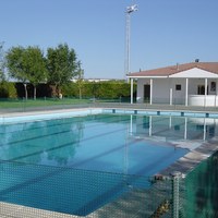 25.negro.piscina municipal.jpg